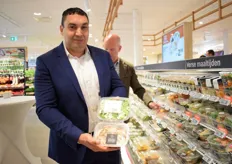 Said Belhassan demonstreert een nieuwe verpakking waarbij warme en koude maaltijdcomponenten gescheiden zijn verpakt en kunnen worden verwerkt