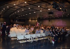 De zaal liep langzaam vol.