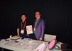 K.C. Song was overgekomen van het hoofdkantoor in Zuid-Korea om de conferentie bij te wonen. Hier op de foto met Raven Kang van Allix Europe in hun stand.