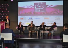 Q&A met John Bullock als voorzitter, Sebastian Olschowski (Osram Opto Semiconductors), Alexander Wilm (Osram Opto Semiconductors), Gus van der Feltz (Association for Vertical Farming) en John Matcham (Fischer Farms).