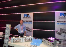 Noel Suykens in de stand van MechaTronix.