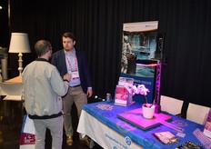 Martijn Knop van EBV Elektronik staat een bezoeker aan de stand te woord.