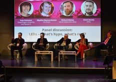 Paneldiscussie met van links naar rechts Henri Uutela (LEDiL), Rhydian Beynon-Davies (G's Growers), Willem van Eldik (Delphy), Anja Dieleman (Wageningen University and Research) en Richard Blakey (Würth Elektronik eiSos).