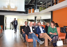 Gezellig naast elkaar, in afwachting van de inspiratiesessie. Elkaar opzoeken is een oer- eigenschap van de mens volgens spreker Patrick van Veen