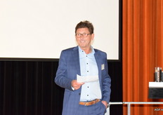 Voorzitter van de Businessclub Fresh Park Venlo Ron de Greeff (Staay-van Rijn) heet iedereen welkom bij de inspiratiesessie