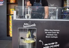 De bekende friet van Bram Ladage is tegenwoordig ook in Den Haag te vinden. Majid werd na een trainingsprogramma in 2015 de eerste franchisenemer 'van buitenaf' geworden.