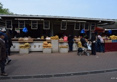 Genoeg keus in gespecialiseerde kramen met aardappelen en uien