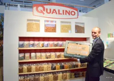 Martijn Blom van Qualino met een primeur op de beurs, een gevulde box walnoten waaruit consumenten zelf een portie kunnen scheppen.