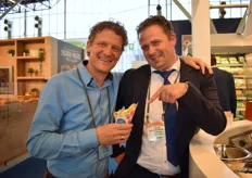 Peter Quick en goede klant Wouter Schotsman van Eetgemak genieten ook van de frietjes