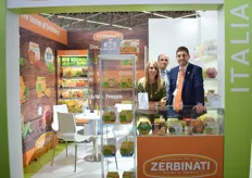 Simone Zerbnati (r) de general manager van Zebernati met Edoardo Asheri en Stefania Callegari hebben ook verse producten op de stand