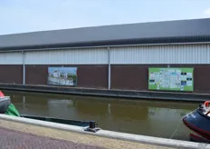 Op de Lange Wateringkade in Kwintsheul kondigde het volgende Westlandse glastuinbouwevenement, Het Varend Corso, zich al weer aan.
