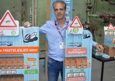 Fruit Fly Ninja, Olav van der Willik. 100% natuurlijke fruitvlieg killer.Ideaal om rond de fruitschaal of fruitafdeling te zetten in je winkel of supermarkt. Albert Heijn, Jumbo, Spar, Hanos en Sligro zijn gebruiker en verkooppunt van deze fruitvliegvanger.