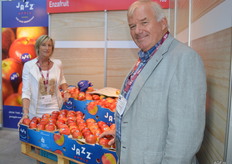 Enza promootte de Jazz. Ruiken, keuren en proeven van de nieuwe oogst appels van het Zuidelijk Halfrond. Tony Fissette en Greta Knapen.