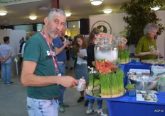 Groentespecialist Louis Maas tapt een infusion watertje