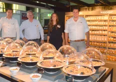 Marijn Koppejan, Dries Gosseling, Clarina Oosterbroek- Koppejan en Mattheo Koppejan. Een familiebedrijf waar kwaliteits- noten en gedroogde zuidvruchten verhandeld worden.