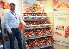 Wilko Wisse met de drie type tomaten voor de groentespecialist van Harvest of health