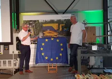 Jos Balendonck reikte een plaquette uit aan André Kaashoek als dank voor zijn bijdrage aan de ontwikkeling van de Sweeper en het beschikbaar stellen van zijn kas.