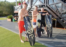 6 mannen durfden het aan om te gaan waterskiën. Het was er perfect weer voor.