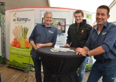 Links en rechts hans van den Goor en John Gielen van De Kemp bv plantenkwekerij met in het midden Niels Buismans van HG Fruit.