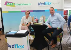 Ook seizoenswerk is in de aardbeien niet weg te denken. Dhelia Thijssen en Ivar Besse van LTO Arbeidskracht en Nedflex gaven advies.