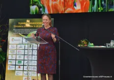"Jullie zijn een makkelijke sector voor mij", grapt Carola Schouten tijdens haar openingsspeech, "want jullie houden vaak je eigen broek al op. Dat is makkelijk voor een minister. De tuinbouwsector", weer serieus, "wordt gekenmerkt door een echte hands-on mentaliteit".
