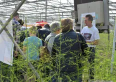 Eric van der Meer geeft uitleg over de diverse soorten asperges en de teelt ervan.