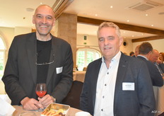 Daniel Cromphout van KBC en groenteteler Wim Peters