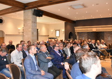 De zaal luisterde aandachtig