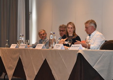 De deelnemers van het panelgesprek: Louis Geerdens (fruitteler), Chris Vandernwijngaert (PC Fruit), Patricia De Clercq (Dep. Landbouw en Visserij) en Wim Peters (groenteteler)