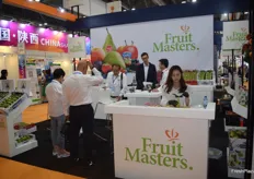 Op de stand van Fruit Masters bereiden ze zich voor op een drukke dag.