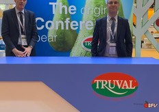 Marc Evrard van de Belgische Fruitveiling met een collega. 