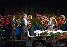 Wiebe Draaier van de Rabobank maakt, samen met Michiel van Ginkel, voorzitter van de Tuinbouw Ondernemersprijs, de winnaar bekend.