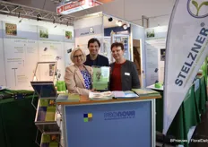 The team of Stelzner. Toghether with 11 other companies, they were award for exhibiting at the IPM Essen for 40 years.