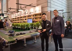 Lun Li of Mayer and Hans Lüttmann of Klarmann standing in front of the PT 5000 buffer table. They were presenting the upgraded version at the show.