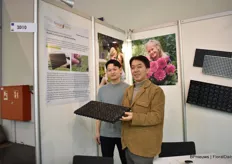 The team of J 't House with the tray that was also mentioned in the FloralDaily article that they presented at their booth, see here the full article: https://www.floraldaily.com/article/9171858/10-million-young-plants-with-the-greenplug/