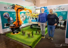 Saiem launched a nursery robot in the show, which can extract existing pitted plants and transplant on an existing potting machine or belt. In the photos Pietro Casolari & Davis Ferrari