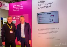 Zoltan Sejpes van Food Autonomy met Arjen Janmaat van Ridder. Door het nieuw gerealiseerde protocol voor het installeren van belichting is de installatie van lampen onlangs heel soepel gegaan. Het is een van de eerste projecten die zo is afgerond.