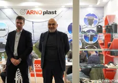 Franco Conti en Marco Parronchi bij de stand van Arnoplast: accessoires voor hagelnetten.