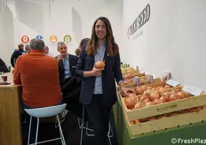 Giuliana Caliandro van het zaadbedrijf Takii Europe, een dochteronderneming van het gerenommeerde Takii & Co in Japan, gespecialiseerd in de ontwikkeling van groente- en bloemvariëteiten. De dochteronderneming blinkt vooral uit in haar aanbod van groentezaden, met uien, onderstammen, wortelen, kool en spruitjes die zich onderscheiden in de professionele sector.