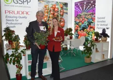Ard Ammerlaan en Viktoriia Taranenko van Prudac. Heartbreakers™ F1 - Twiggy Red is een van de voor vertical farming geschikte tomatenrassen in het portfolio van Prudac.