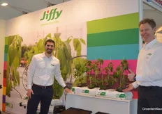 Steeds meer substraatleveranciers bieden organische alternatieven aan voor de steenwolmat. Jiffy ook, met een mat met kokos. Op de foto: Kyle Freedman en Arjan van Leest.