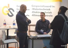 Dutch Greenhouse Systems is nieuw op de markt voor watertechniek, elektrotechniek en klimaatcontrole. Wij kwamen op de beurs Marco van 't Hart en Bas van Mil tegen, hier in gesprek met een beursbezoeker. 
