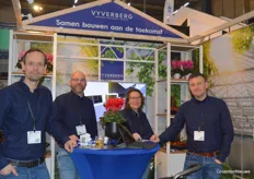 Teamfoto in de kas bij Vyverberg dat met veel tuinders ook dit jaar weer samen hoopt te bouwen aan de toekomst. V.l.n.r.: Ivo Barendse, Rob Schilperoort, Sandra van Paassen en René van Ruijven.