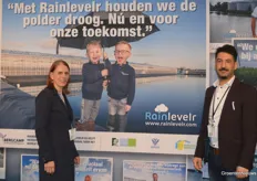 Saskia Jouwersma en Gai Vegter vertegenwoordigden Rainlevelr en gingen op de foto met de vrolijke jongetjes van Bergcamp, een van de inmiddels vele kwekers met een Rainlever-systeem in Delfland.