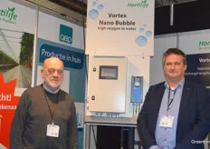 Barend Pouwels van Ecofarm Products is de man achter de Vortex-nanobubblegenerator. Hier staat hij samen op de foto met Martis van Splunter van Hortilife (rechts).