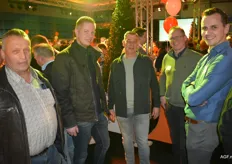 Sytze Braaksma, Thijs de Leeuw en Lieuwe Koppens van Smeding met Leander van de Griend van ZON en tomatenteler Theo van der Kaaij
