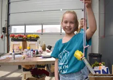 Rosalie hielp jong en oud bij het maken van een mooie rozenketting.