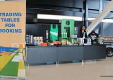 Voor de gelegenheid ook een stukje Rotterdampromotie naast de registratiebalies.