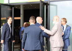 Niels Louwaars, directeur van Plantum, stond ook bij de ingang om veel bekenden te ontvangen en ook om felicitaties in ontvangst te nemen voor het binnenhalen van dit jubileumcongres van de International Seed Federation.