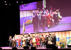 Zelfs het hondje van de Nachtwacht was in deze levende versie, die met tromgeroffel de zaal binnen kwam paraderen, aanwezig.